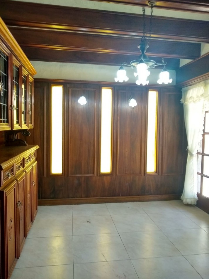 CHALET 5 ambientes c/QUINCHO, GARAGE, Entrada p/varios autos y PARQUE. Acepta depto o casa en menor valor!!
