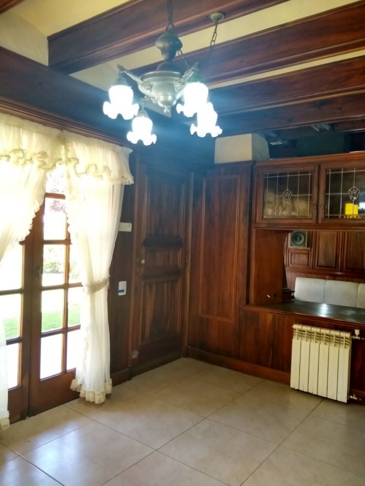 CHALET 5 ambientes c/QUINCHO, GARAGE, Entrada p/varios autos y PARQUE. Acepta depto o casa en menor valor!!