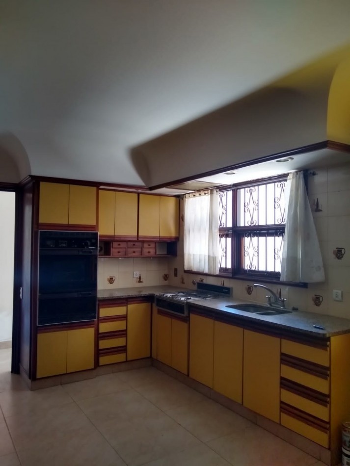 CHALET 5 ambientes c/QUINCHO, GARAGE, Entrada p/varios autos y PARQUE. Acepta depto o casa en menor valor!!