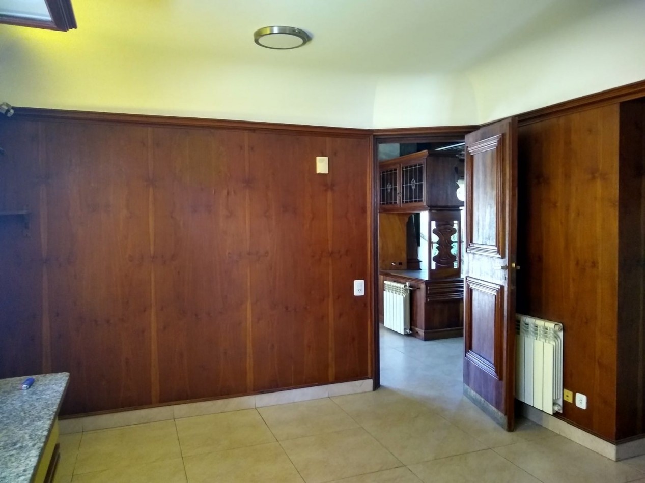 CHALET 5 ambientes c/QUINCHO, GARAGE, Entrada p/varios autos y PARQUE. Acepta depto o casa en menor valor!!