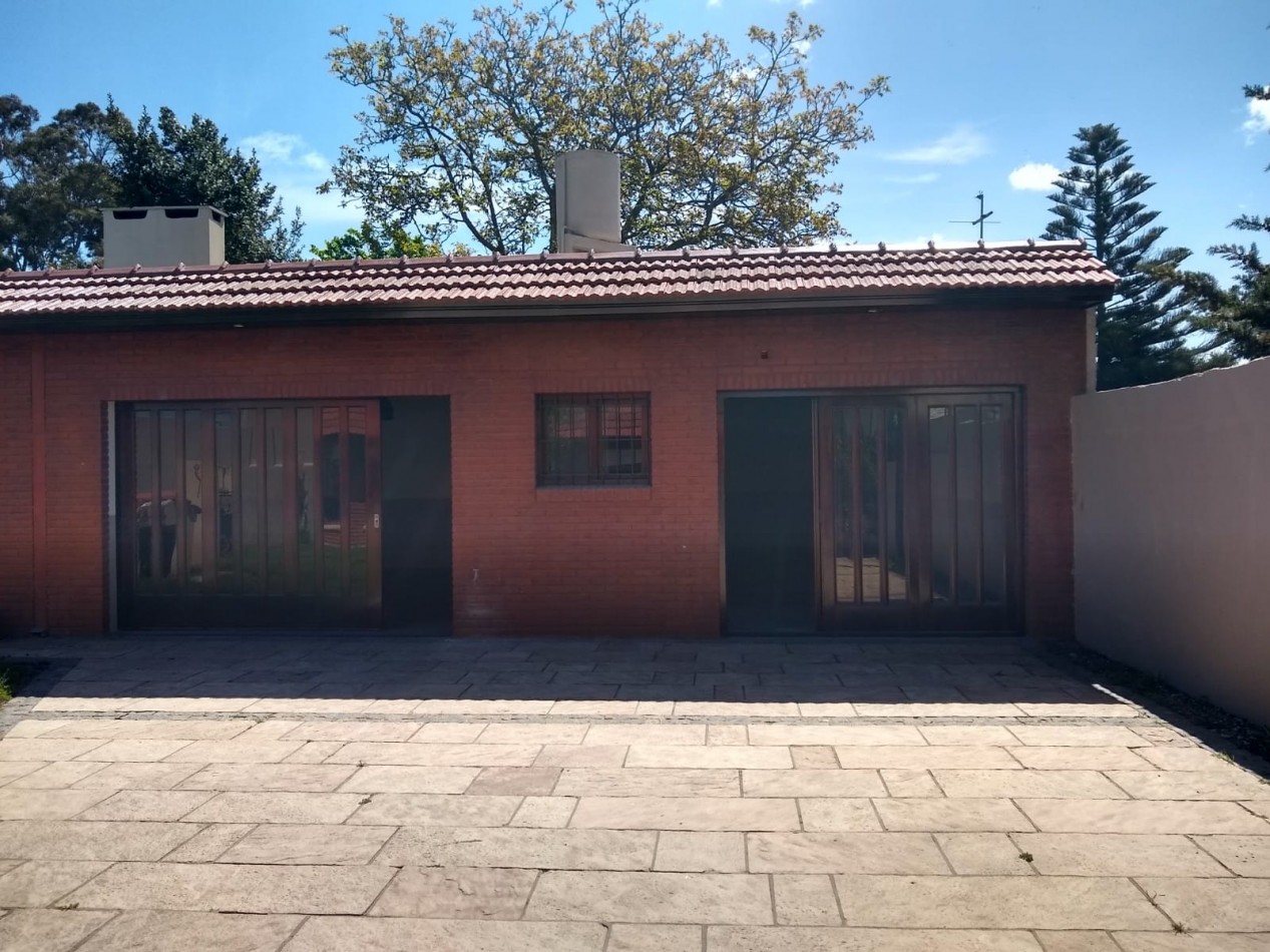 CHALET 5 ambientes c/QUINCHO, GARAGE, Entrada p/varios autos y PARQUE. Acepta depto o casa en menor valor!!