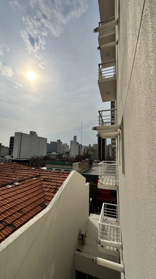 Departamento de UN AMBIENTES DIVISIBLE CON BALCON al lateral abierto