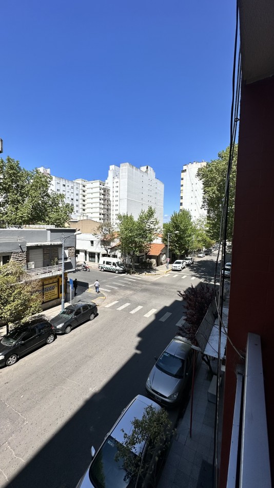 Departamento de 2 amb c/ balcon a la calle