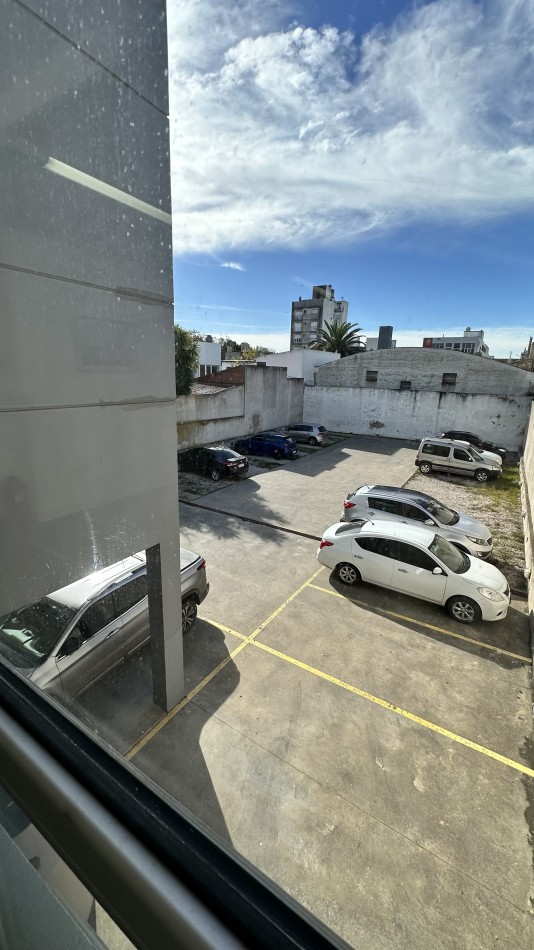 OFICINA c/PRIVADO, OFFICE, BANO y COCHERA semi cubierta.