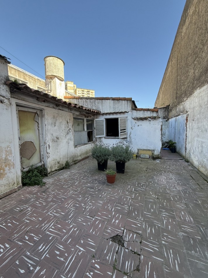 CASA A RECICLAR O DEMOLE EN PH AL FRENTE