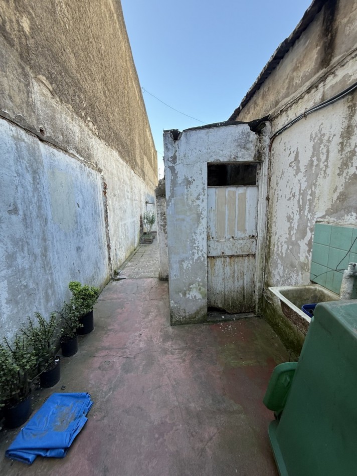 CASA A RECICLAR O DEMOLE EN PH AL FRENTE
