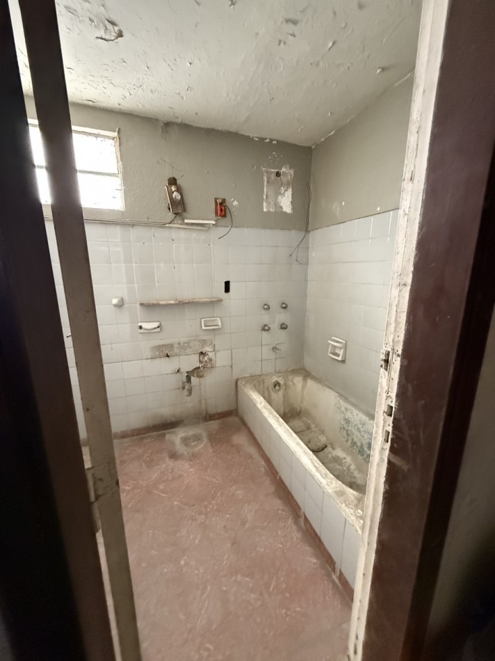 CASA A RECICLAR O DEMOLE EN PH AL FRENTE
