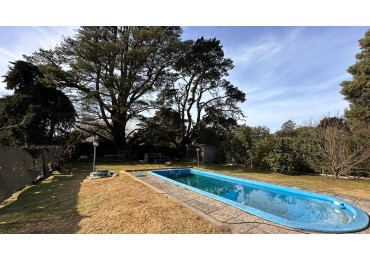 CASA de 4 AMBIENTES con PISCINA y GRAN PARQUE - Barrio El Sosiego -PERMUTA