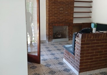 ALQUILER CHALET 4 AMBIENTES CON JARDIN  PERIMETRAL, PARQUE Y ENTRADA DE COCHE